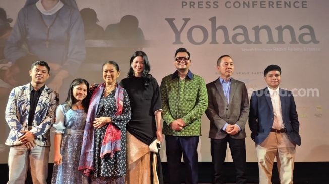 Laura Basuki bersama jajaran bintang film Yohanna saat konferensi pers di Senayan, Jakarta Pusat pada Jumat, 3 April 2026 [Suara.com/Rena Pangesti]