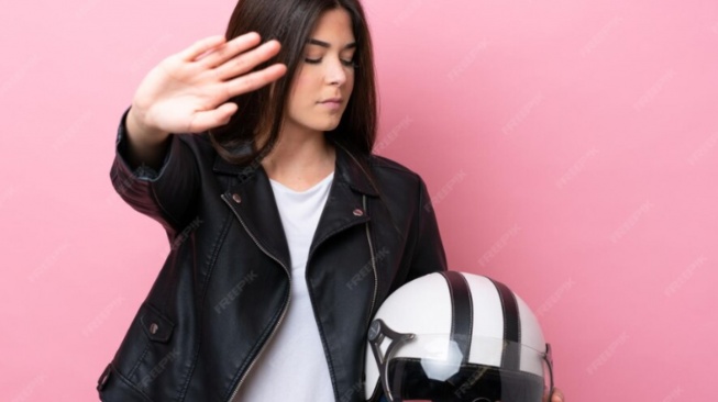 7 Cara Ampuh Atasi Rambut Lepek karena Helm Ojek Online, Tanpa Keramas Langsung Fresh Seketika