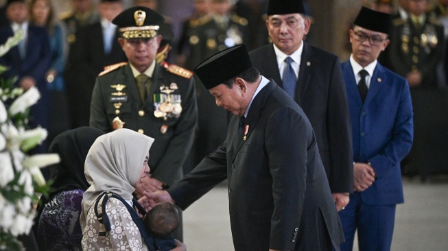 Presiden Prabowo Subianto (ketiga kanan) didampingi Menteri Pertahanan Sjafrie Sjamsoeddin (kedua kanan), Menlu Sugiono (kanan) dan Panglima TNI Jenderal TNI Agus Subiyanto (keempat kanan) mengucapkan bela sungkawa kepada keluarga jenazah personel penjaga perdamaian yang tergabung dalam United Nations Interim Force in Lebanon (UNIFIL) di VIP Room Terminal 3 Bandara Soekarno-Hatta, Tangerang, Banten, Sabtu (4/4/2026). [ANTARA FOTO/Fauzan/mrh/YU]
