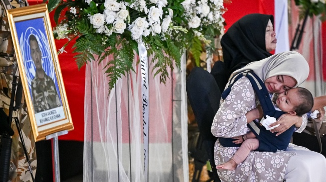 Istri dan anak dari Serka (Anm) M. Nur Ichwan menghadiri penghormatan jenazah personel penjaga perdamaian yang tergabung dalam United Nations Interim Force in Lebanon (UNIFIL) setibanya di VIP Room Terminal 3 Bandara Soekarno-Hatta, Tangerang, Banten, Sabtu (4/4/2026). [ANTARA FOTO/Fauzan/mrh/YU]