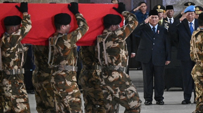 Presiden Prabowo Subianto (kedua kanan) didampingi Presiden ke-6 Susilo Bambang Yudhoyono (kanan) memberi penghormatan kepada jenazah personel penjaga perdamaian yang tergabung dalam United Nations Interim Force in Lebanon (UNIFIL) di VIP Room Terminal 3 Bandara Soekarno-Hatta, Tangerang, Banten, Sabtu (4/4/2026). [ANTARA FOTO/Fauzan/mrh/YU]