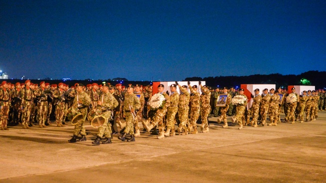 Sejumlah prajurit TNI mengusung peti jenazah personel penjaga perdamaian yang tergabung dalam United Nations Interim Force in Lebanon (UNIFIL) saat upacara pelepasan di Terminal 3 Bandara Soekarno-Hatta, Tangerang, Banten, Sabtu (4/4/2026). [ANTARA FOTO/Putra M. Akbar/YU]