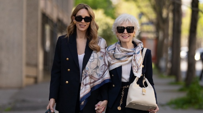 Buttonscarves Gandeng Alexandra Lapp, Hadirkan Koleksi Syal Sutra dan Tas Kulit dengan Gaya Klasik