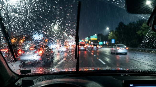 Tips Ampuh Menjaga Kaca Mobil Tetap Bening Saat Musim Hujan
