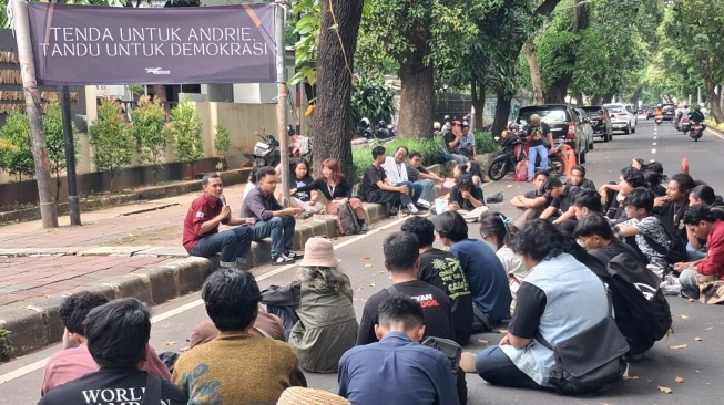 Aliansi mahasiswa mendirikan tenda di depan Komnas HAM sebagai bentuk tekanan agar kasus penyiraman terhadap Wakil Koordinator KontraS, Andrie Yunus, diusut tuntas. [Dok. Kolektif Merpati]