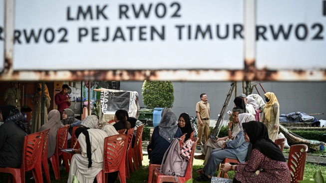 Sejumlah warga mengantre untuk melakukan pendaftaran identitas kependudukan di Kantor Sekretariat RW 2, Pejaten Timur, Pasar Minggu, Jakarta Selatan, Senin (6/4/2026). [ANTARA FOTO/Fauzan/sgd]