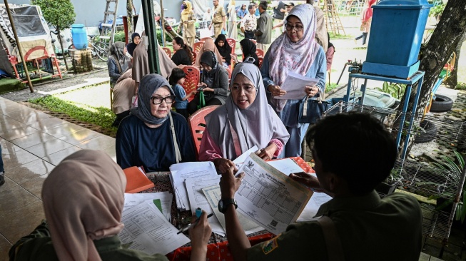 Sejumlah warga melakukan pendaftaran identitas kependudukan pendatang baru di Jakarta di Kantor Sekretariat RW 2, Pejaten Timur, Pasar Minggu, Jakarta Selatan, Senin (6/4/2026). [ANTARA FOTO/Fauzan/sgd]