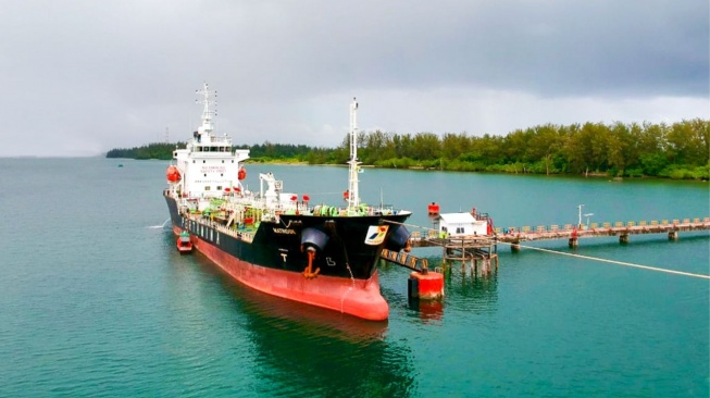 Kapal tanker milik Pertamina untuk distribusi BBM dan LPG ke wilayah pelosok. [Dokumentasi Pertamina].
