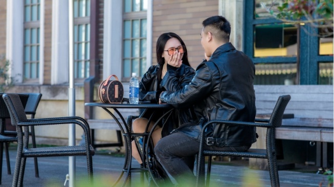 Layar Bukan Segalanya: Ketika "Ketemu Langsung" Lebih Ampuh dari Seribu Emoji