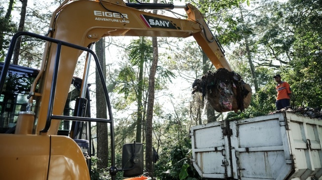 Ancaman Banjir dan Longsor, Eiger Adventure Land Angkat 6 Ton Sampah di Puncak