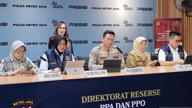 Dirres PPA dan PPO Polda Metro Jaya, Kombes Pol Pol Rita Wulandari Wibowo (kedua dari kiri) saat konferensi pers di Jakarta, Senin (6/4/2026). ANTARA/Ilham Kausar