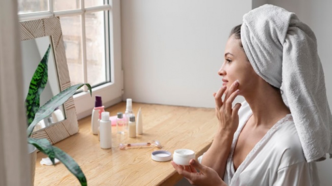 Masih Bingung Urutan Skincare? Ini 5 Langkah Pagi Hari dan Jeda Waktu Ideal yang Wajib Pemula Tahu