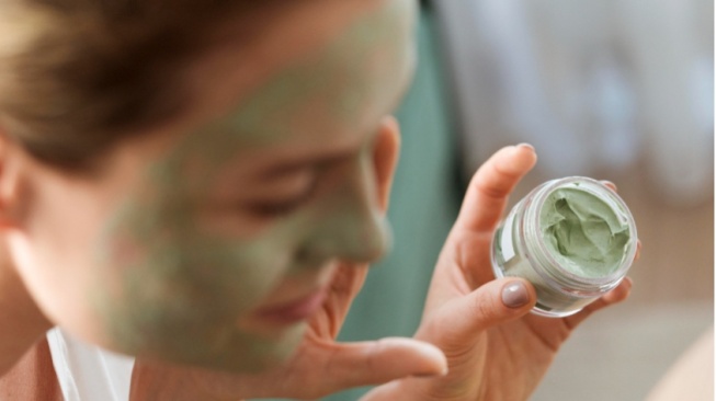 7 Pilihan Clay Mask untuk Mengecilkan Pori-Pori, Bikin Wajah Lebih Mulus