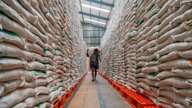 Pekerja memikul karung berisi beras saat bongkar muat di Gudang Bulog Ternate, Maluku Utara, Senin (6/4/2026). [ANTARA FOTO/Andri Saputra/sgd]
