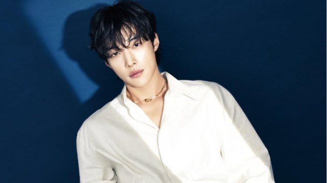 Upgrade Daily OOTD-mu dengan 4 Inspirasi Gaya Layering ala Woo Do Hwan