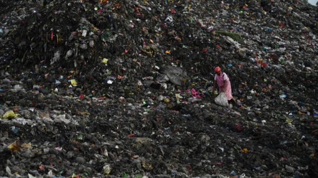 Indonesia dalam Pusaran Waste Colonialism: Saat Limbah Global Berlabuh di Negeri Sendiri