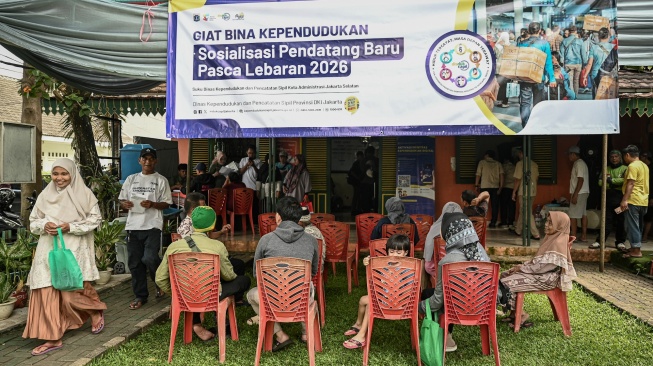 Sejumlah warga mengantre untuk melakukan pendaftaran identitas kependudukan di Kantor Sekretariat RW 2, Pejaten Timur, Pasar Minggu, Jakarta Selatan, Senin (6/4/2026). [ANTARA FOTO/Fauzan/sgd]
