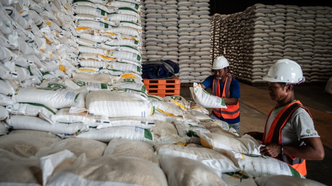 Petugas menata karung beras di Gudang Bulog Tambak Aji, Semarang, Jawa Tengah, Senin (6/4/2026). [ANTARA FOTO/Aprillio Akbar/agr]