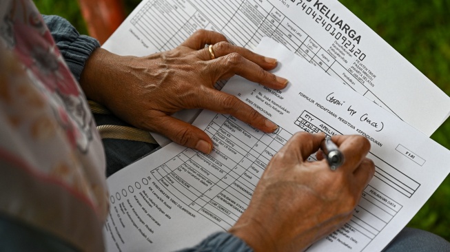 Warga mengisi formulir pendaftaran identitas kependudukan di Kantor Sekretariat RW 2, Pejaten Timur, Pasar Minggu, Jakarta Selatan, Senin (6/4/2026). [ANTARA FOTO/Fauzan/sgd]