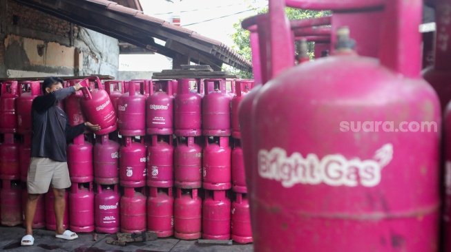 Petugas memindahkan tabung Liquefied Petroleum Gas (LPG) ukuran 12 kg di agen, kawasan Pasar Rebo, Jakarta, Senin (6/4/2026). [Suara.com/Alfian Winanto]
