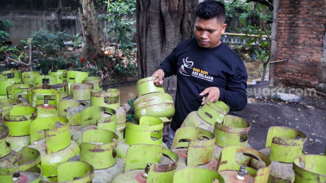 Petugas memindahkan tabung Liquefied Petroleum Gas (LPG) ukuran 3 kg di agen, kawasan Pasar Rebo, Jakarta, Senin (6/4/2026). [Suara.com/Alfian Winanto]
