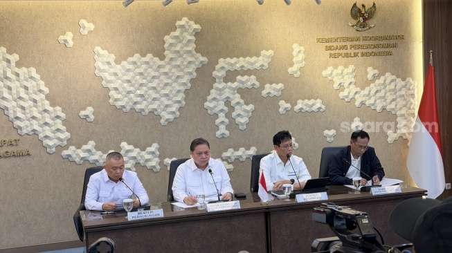 (Kiri-kanan) Menhub Dudy Purwagandhi, Menko Perekonomian Airlangga Hartarto, dan Menkeu Purbaya Yudhi Sadewa saat konferensi pers di Kantor Kemenko Perekonomian, Senin (6/4/2026). [Suara.com/Dicky Prastya]