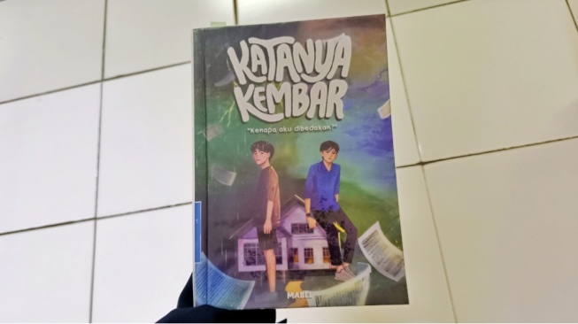 Cinta Orang Tua yang Tak Adil, Luka yang Tak Terucap di Buku Katanya Kembar