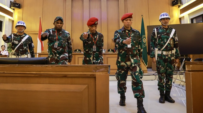 Terdakwa kasus dugaan penculikan dan pembunuhan kacab bank Serka Frengky Yaru (kedua kiri), Kopda Feri Heriyanto (tengah) dan Serka Mochamad Nasir (kedua kanan) bersiap meninggalkan ruangan usai sidang perdana kasus dugaan penculikan dan pembunuhan kepala cabang (kacab) bank di Pengadilan Militer II-08, Jakarta, Senin (6/4/2026). [ANTARA FOTO/Dhemas Reviyanto/agr]
