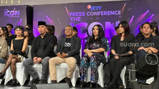 Sejumlah musisi ternama Tanah Air seperti Ahmad Dhani, Titi DJ, Andien, Isyaa Sarasvati, Afgan dan lainnya hadir dalam acara jumpa pers The Icon Indonesia di kawasan Senayan, Jakarta Pusat, Senin (6/4/2026). [Tiara Rosana/Suara.com]