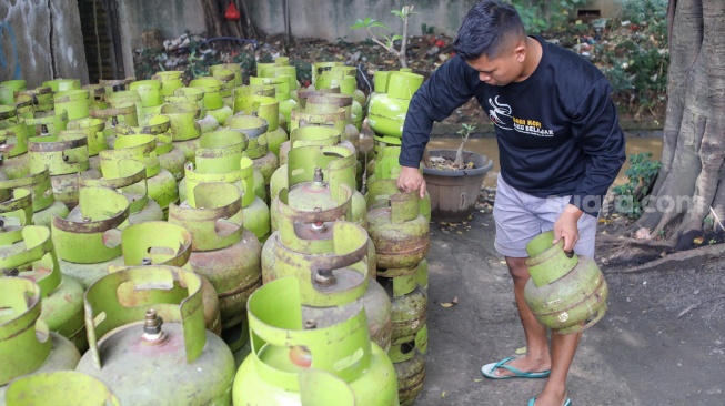 Petugas memindahkan tabung Liquefied Petroleum Gas (LPG) ukuran 3 kg di agen, kawasan Pasar Rebo, Jakarta, Senin (6/4/2026). [Suara.com/Alfian Winanto]
