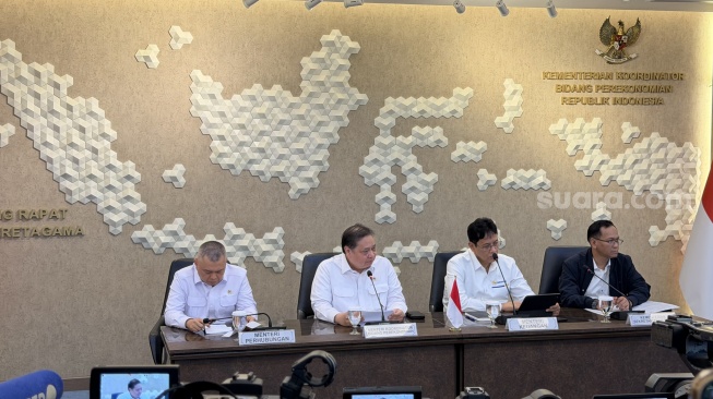 (Kiri-kanan) Menhub Dudy Purwagandhi, Menko Perekonomian Airlangga Hartarto, dan Menkeu Purbaya Yudhi Sadewa saat konferensi pers di Kantor Kemenko Perekonomian, Senin (6/4/2026). [Suara.com/Dicky Prastya]