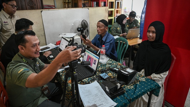 Petugas Suku Dinas Kependudukan dan Pencatatan Sipil Jakarta Selatan melayani warga saat pendaftaran idetintas kependudukan di Kantor Sekretariat RW 2, Pejaten Timur, Pasar Minggu, Jakarta Selatan, Senin (6/4/2026). [ANTARA FOTO/Fauzan/sgd]