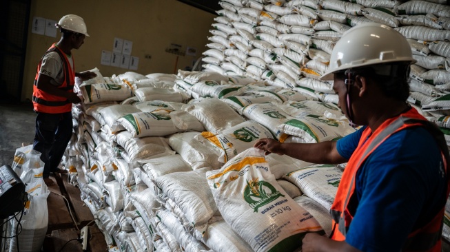 Petugas menata karung beras di Gudang Bulog Tambak Aji, Semarang, Jawa Tengah, Senin (6/4/2026). [ANTARA FOTO/Aprillio Akbar/agr]