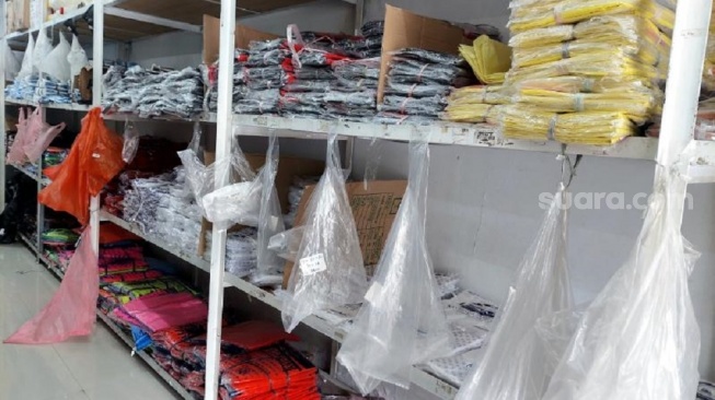 Pedagang kecil di kota Makassar, Sulawesi Selatan mengeluhkan harga plastik yang naik [SuaraSulsel.id/Lorensia Clara]