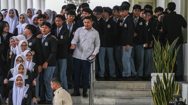 Sekretaris Kabinet (Seskab) Teddy Indra Wijaya (tengah) berbincang dengan siswa Sekolah Menengah Kejuruan Negeri (SMKN) 19 Jakarta Pusat saat berkunjung di Kompleks Istana Kepresidenan, Jakarta, Selasa (7/4/2026). [ANTARA FOTO/Galih Pradipta/hma]