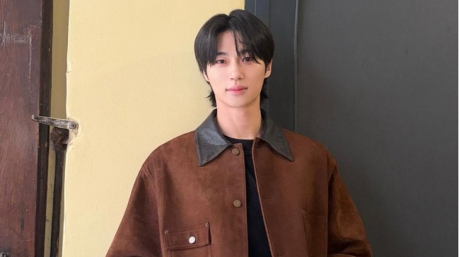 Clean Look Goals! 4 OOTD Minimalis ala Byeon Woo Seok yang Gampang Ditiru