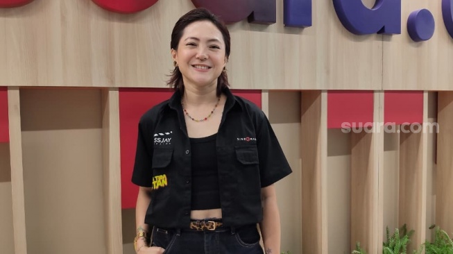 Poppy Sovia saat datang ke kantor Suara.com kawasan Pal Merah, Jakarta Pusat pada Senin, 6 April 2026. [Suara.com/Rena Pangesti]