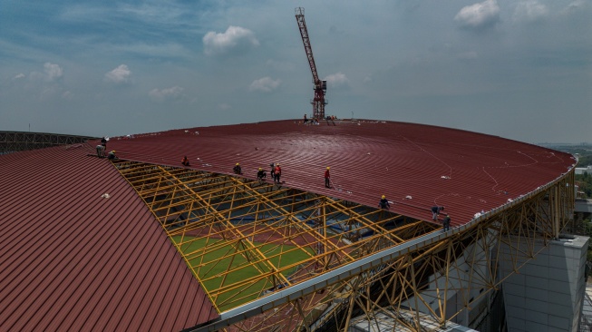 Foto udara pekerja menyelesaikan rehabilitasi Stadion Wibawa Mukti di Cikarang, Kabupaten Bekasi, Jawa Barat, Selasa (7/4/2026). [ANTARA FOTO/Darryl Ramadhan/nym]