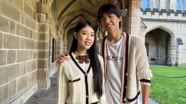 Mischka Aoki bersama adiknya, Devon Kei Enzo kembali membanggakan Indonesia melalui bidang akademis. [Instagram]