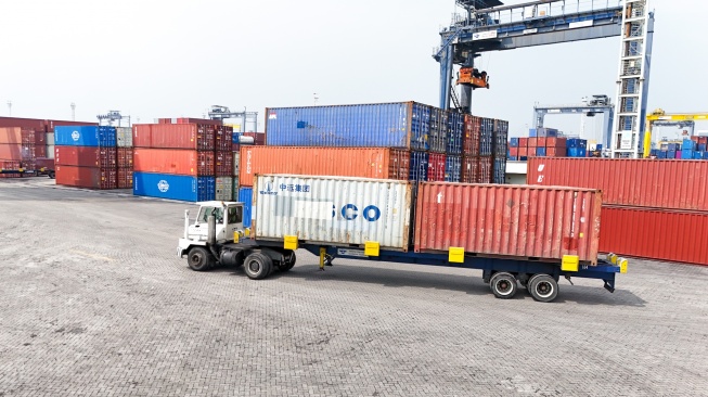 Suasana bongkar-muat peti kemas di Pelabuhan Tanjung Priok, Jakarta, Kamis (7/4/2026). [Suara.com/Alfian Winanto]