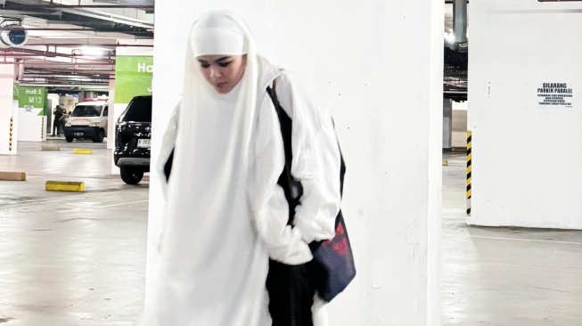 Ilustrasi khimar bandana Sivia Azizah [Instagram/siviazizah]