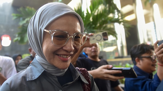 Istri dari Wakil Ketua DPRD Provinsi Jawa Barat Ono Surono, Setyowati Anggraini Saputro berjalan usai menjalani pemeriksaan di Gedung Merah Putih KPK, Jakarta, Selasa (7/4/2026). [ANTARA FOTO/Indrianto Eko Suwarso/nym]