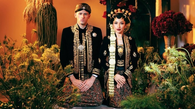 Jennifer Coppen dan Justin Hubner melakukan foto prawedding dengan adat Jawa. [Instagram]