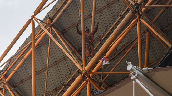Pekerja menyelesaikan rehabilitasi Stadion Wibawa Mukti di Cikarang, Kabupaten Bekasi, Jawa Barat, Selasa (7/4/2026). [ANTARA FOTO/Darryl Ramadhan/nym]