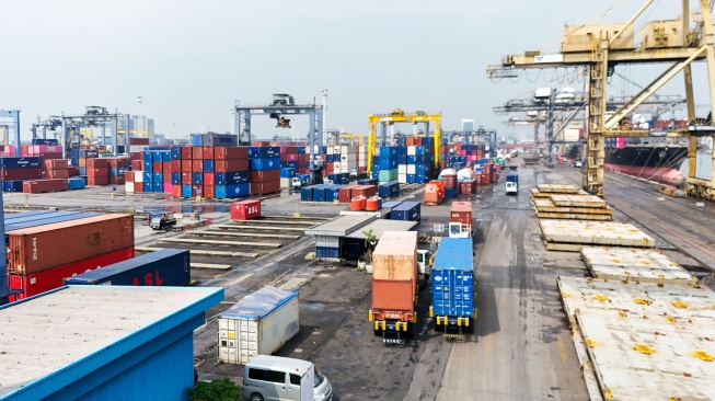 Suasana bongkar-muat peti kemas di Pelabuhan Tanjung Priok, Jakarta, Kamis (7/4/2026). [Suara.com/Alfian Winanto]