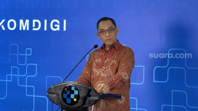 Direktur Jenderal Pengawasan Ruang Digital Kementerian Komdigi, Alexander Sabar saat konferensi pers di Kantor Komdigi, Jakarta, Selasa (7/4/2026). [Suara.com/Dicky Prastya]