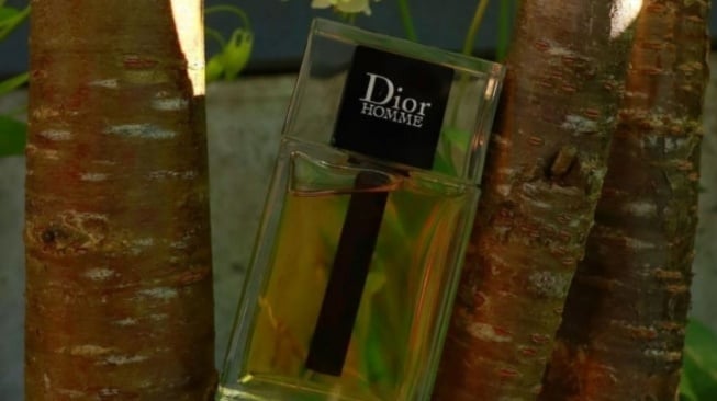 5 Parfum Cowok Terbaik Isi Ulang, Wanginya Nempel dan Meninggalkan Jejak