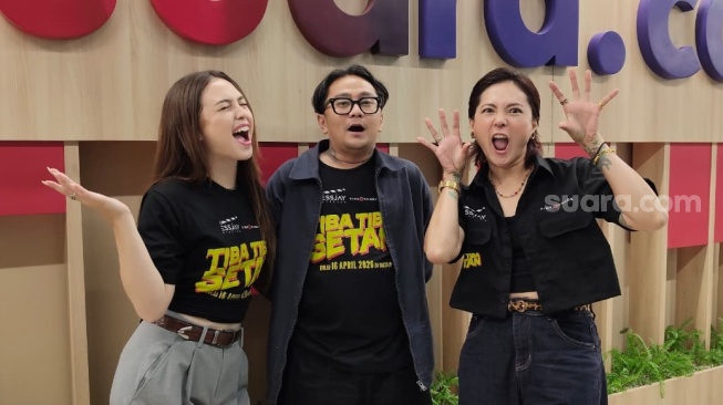 Amara Angelica, Issi (sutradara) dan Poppy Sovia, bintang film Tiba-tiba Setan saat ke kantor Suara.com pada Senin, 6 April 2026. [Suara.com/Rena Pangesti]