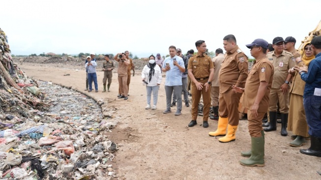 Wali Kota Makassar, Munafri Arifuddin, meninjau langsung kawasan Tempat Pembuangan Akhir (TPA) di Kecamatan Manggala untuk memastikan kesiapan lahan dalam percepatan proyek Pengolahan Sampah menjadi Energi Listrik (PSEL), Selasa (7/04/2026) [SuaraSulsel.id/Humas Pemkot Makassar]