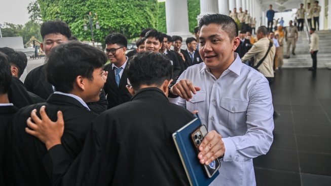 Sekretaris Kabinet (Seskab) Teddy Indra Wijaya (kedua kanan) berbincang dengan siswa Sekolah Menengah Kejuruan Negeri (SMKN) 19 Jakarta Pusat saat berkunjung di Kompleks Istana Kepresidenan, Jakarta, Selasa (7/4/2026). [ANTARA FOTO/Galih Pradipta/hma]